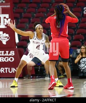 College Station, Texas, USA. Le 15 décembre, 2019. 15 décembre 2019- College Station, TX., États-Unis Texas A&M- SHAMBRIA WASHINGTON (4) gardiens Houston DORIAN (3) dans la première moitié à Reed Arena de College Station, Texas. Credit : Jerome Hicks/ZUMA/Alamy Fil Live News Banque D'Images