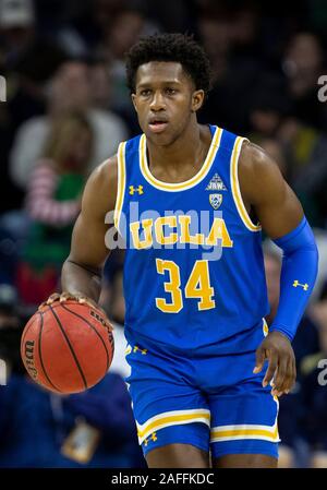 South Bend, Indiana, USA. 14 Décembre, 2019. Garde d'UCLA David Singleton (34) dribble le ballon de basket-ball de NCAA en action de jeu entre l'UCLA Bruins et la Notre Dame Fighting Irish à Purcell Pavilion à Joyce Center à South Bend, Indiana. Notre Dame de l'UCLA défait 75-61. John Mersits/CSM/Alamy Live News Banque D'Images