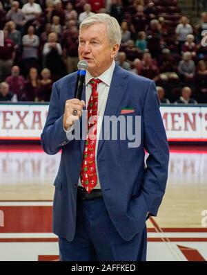 College Station, Texas, USA. Le 15 décembre, 2019. 15 décembre 2019- College Station, TX., États-unis- Coach GARY BLAIR répond aux fans après avoir obtenu sa 800e victoire à Reed Arena de College Station, Texas. Credit : Jerome Hicks/ZUMA/Alamy Fil Live News Banque D'Images