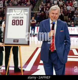 College Station, Texas, USA. Le 15 décembre, 2019. 15 décembre 2019- College Station, TX., États-unis- Coach GARY BLAIR répond aux fans après avoir obtenu sa 800e victoire à Reed Arena de College Station, Texas. Credit : Jerome Hicks/ZUMA/Alamy Fil Live News Banque D'Images