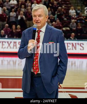 College Station, Texas, USA. Le 15 décembre, 2019. 15 décembre 2019- College Station, TX., États-unis- Coach GARY BLAIR répond aux fans après avoir obtenu sa 800e victoire à Reed Arena de College Station, Texas. Credit : Jerome Hicks/ZUMA/Alamy Fil Live News Banque D'Images