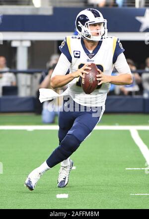 Arlington, États-Unis. Le 15 décembre, 2019. Los Angeles Rams quarterback Jared Goff (16) chercher à lancer contre les Dallas Cowboys durant leur jeu NFL à AT&T Stadium à Arlington, Texas le Dimanche, Décembre 15, 2019. Photo par Ian Halperin/UPI UPI : Crédit/Alamy Live News Banque D'Images