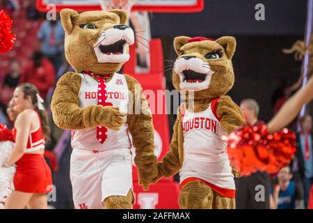 Houston, Texas, USA. Le 15 décembre, 2019. Les cougars de Houston et Sasha Shasta mascottes en costume d'effectuer au cours de la jeu de basket-ball de NCAA entre l'Oklahoma State Cowboys et les Cougars de Houston à l'Fertitta Center à Houston, Texas. Oklahoma State a battu Houston 61-55. Prentice C. James/CSM/Alamy Live News Banque D'Images