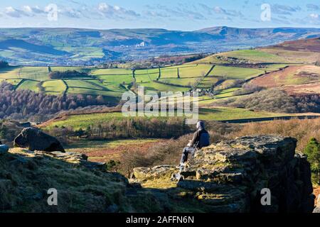 L'espoir Vallée et Mam Tor de Stanage Edge, près de Hathersage, Peak District, Derbyshire, Angleterre, Royaume-Uni. Banque D'Images
