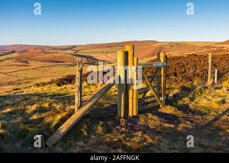 Stanage Edge à partir d'un bord au-dessus de la porte, près de la Meule, Longshaw, Derbyshire, Angleterre, Royaume-Uni. Banque D'Images