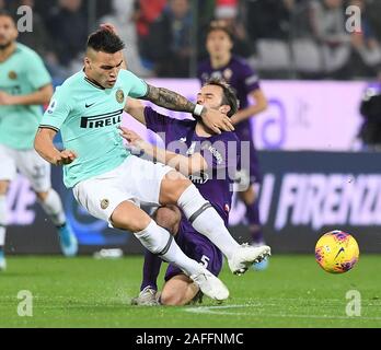 Florence, Italie. Le 15 décembre, 2019. FC Inter's Lautaro Martinez (L) le dispute à la Fiorentina Milan Badelj pendant un match de football Serie A italienne entre Fiorentina et FC Inter à Florence, Italie, le 15 décembre 2019. Credit : Alberto Lingria/Xinhua/Alamy Live News Banque D'Images