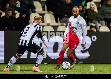 15-12-2019: Voetbal: Heracles Almelo / FC Utrecht: Almelo Eredivisie Voetbal 2019-2020 L-R Lennart Czyborra des Heracles Almelo et Sean Klaiber du FC Utrecht Banque D'Images