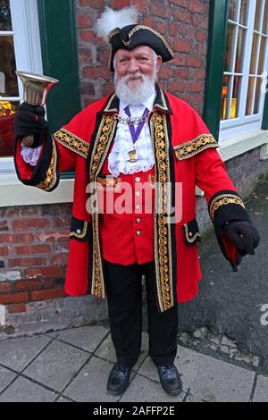 Lymm Town crier, Lymm Dickensian Weekend 2019, The Cross, Lymm, Warrington, Cheshire, Angleterre, WA13 Banque D'Images
