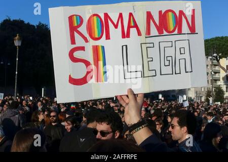 Rome, Italie. 14 décembre 2019. Journée mondiale de la sardine. Plus de 40.000 partisans sont venus sur la place Saint-Jean pour manifester leur soutien à « 6000 sardines », un mouvement anti-populiste de gauche, pour exprimer leur opposition aux forces populistes. Le mouvement pacifiste et antifasciste spontané est contre le Parti de la Ligue et l'extrême-droite. Rome, Italie, Europe, UE. Banque D'Images