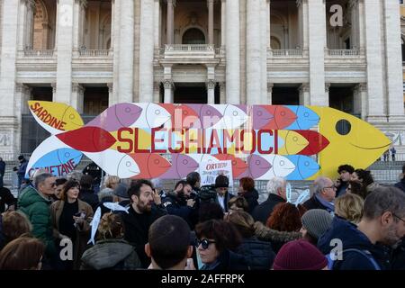 Rome, Italie. 14 décembre 2019. Journée mondiale de la sardine. Plus de 40.000 partisans sont venus sur la place Saint-Jean pour manifester leur soutien à « 6000 sardines », un mouvement anti-populiste de gauche, pour exprimer leur opposition aux forces populistes. Le mouvement pacifiste et antifasciste spontané est contre le Parti de la Ligue et l'extrême-droite. Rome, Italie, Europe, UE. Banque D'Images