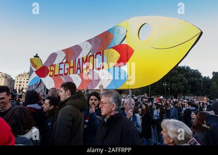 Rome, Italie. 14 décembre 2019. Journée mondiale de la sardine. Plus de 40.000 partisans sont venus sur la place Saint-Jean pour manifester leur soutien à « 6000 sardines », un mouvement anti-populiste de gauche, pour exprimer leur opposition aux forces populistes. Le mouvement pacifiste et antifasciste spontané est contre le Parti de la Ligue et l'extrême-droite. Espace de copie, ciel bleu clair. Rome, Italie, Europe, UE. Banque D'Images