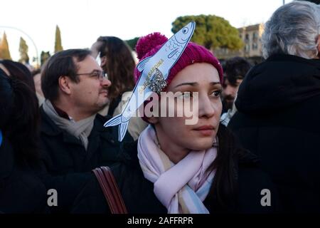 Rome, Italie. 14 décembre 2019. Journée mondiale de la sardine. Plus de 40.000 partisans sont venus sur la place Saint-Jean pour manifester leur soutien à « 6000 sardines », un mouvement anti-populiste de gauche, pour exprimer leur opposition aux forces populistes. Le mouvement pacifiste et antifasciste spontané est contre le Parti de la Ligue et l'extrême-droite. Rome, Italie, Europe, UE. Banque D'Images