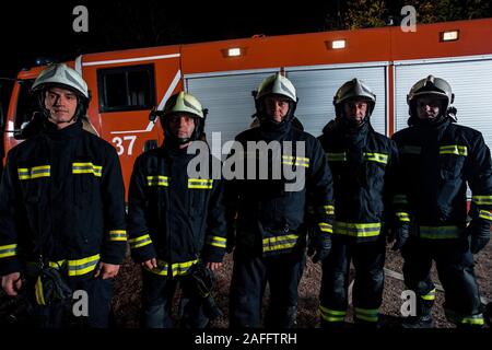 Les pompiers équipés d'équipements de protection se préparer pour l'action Banque D'Images