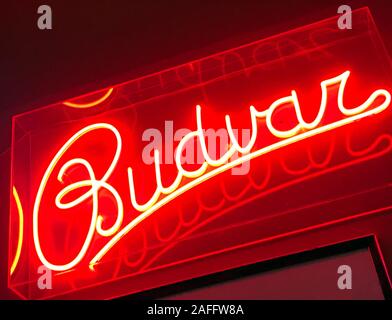 Red Budvar Pilsner Neon Sign, brassé dans la ville tchèque de České Budějovice, UE Banque D'Images