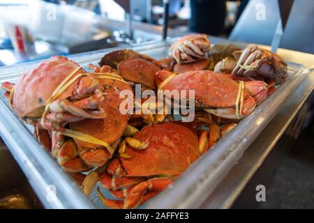 Le crabe dormeur cuits sont vus dans un restaurant à San Francisco, Californie, États-Unis le 15 décembre 2019. La saison commerciale du crabe au sud de Mendocino County a ouvert à 12:01 Dimanche, Décembre 15, 2019, d'après le California Department of Fish and Wildlife. Un avis sanitaire qui avait été émis pour le crabe dormeur entre la pêche récréative et Shelter Cove Point Arena, due à des quantités élevées d'acide domoïque, a été levée le jour précédent par le California Department of Public Health. (Photo de Yichuan Cao/Sipa USA) Banque D'Images