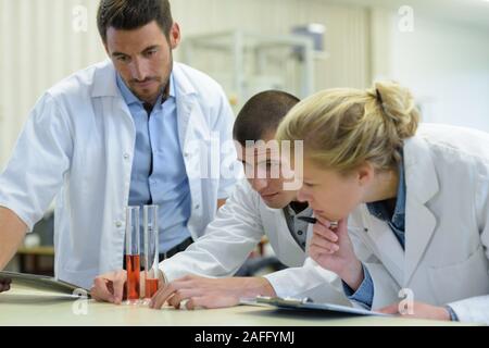 Groupe d'étudiants dans le laboratoire Banque D'Images