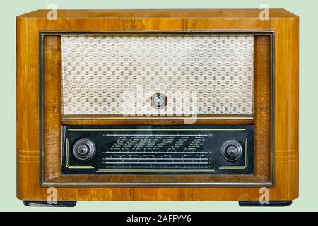 Ancien tube radio de table dans la caisse en bois, isolées sur fond vert pâle avec chemin de détourage. Banque D'Images