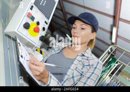 Ingénieur femelle à l'aide de machine de découpe informatisé Banque D'Images