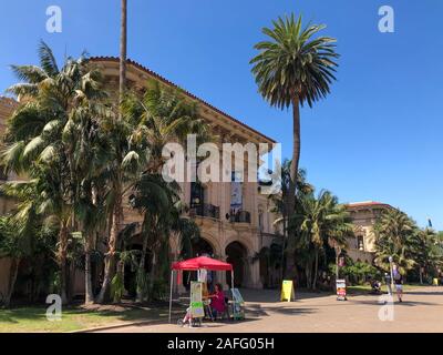 Construction espagnol typique dans le Parc Balboa, 80 hectares de parc culturel urbain à San Diego, Californie, États-Unis. Banque D'Images