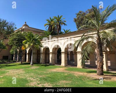 Construction espagnol typique dans le Parc Balboa, 80 hectares de parc culturel urbain à San Diego, Californie, États-Unis. Banque D'Images