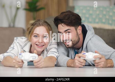 Portrait of young couple holding manettes de jeu Banque D'Images