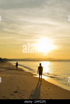 Un jeune homme marche sur beau lever de plage dans le sud du Vietnam. Banque D'Images