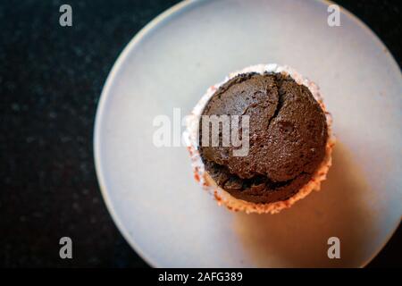 Whoopie Pie au chocolat avec des cannes de bonbon broyées Banque D'Images