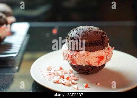 Whoopie Pie au chocolat avec des cannes de bonbon broyées Banque D'Images