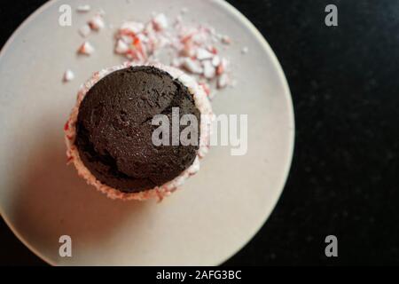 Whoopie Pie au chocolat avec des cannes de bonbon broyées Banque D'Images