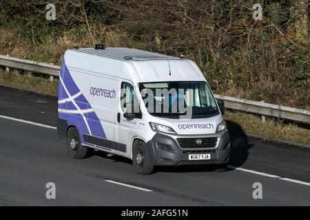 OPENREACH Internet service ; véhicule roulant sur l'autoroute M61, près de Manchester, Royaume-Uni Banque D'Images