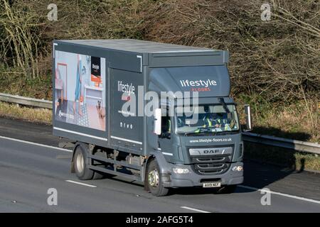 Étages style de conduite de camion DAF corps rigide sur l'autoroute M61, près de Manchester, Royaume-Uni Banque D'Images