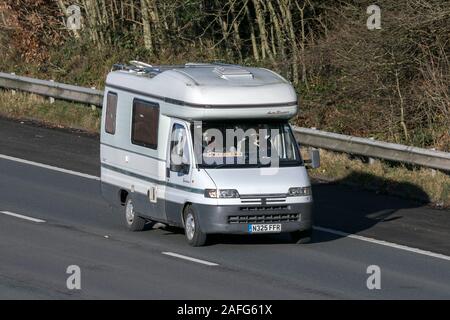 N325FFR Peugeot camping-van maison mobile roulant sur l'autoroute M61, près de Manchester, Royaume-Uni Banque D'Images