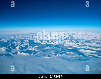 Vue aérienne paysage gelé du Groenland tourné à partir de l'avion. Les montagnes de neige complexe merveilleuse vallée et des glaciers Banque D'Images