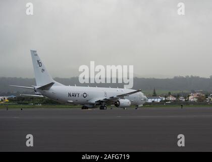 191201-N-CR843-0116 LAJES, Portugal (déc. 1, 2019) l'entretien des 3e classe Administrationman Shea Wright, affecté à la "Skinny Dragons" de l'Escadron de patrouille (VP) 4 récupère un escadron P-8A Poseidon de patrouille maritime et les avions de reconnaissance à la suite d'une mission de lutte anti-sous-marine sur l'océan Atlantique, le 1er décembre 2019. VP-4 est déployée en avant à la sixième flotte américaine zone d'opérations et est affecté au poste de commandant, Force opérationnelle 67, responsable de contrôle tactique de patrouille maritime déployés et de reconnaissance d'escadrons sur l'Europe et l'Afrique. (U.S. Photo de la marine en masse Communicati Banque D'Images