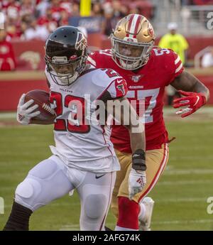 Santa Clara, Californie, États-Unis. Le 15 décembre, 2019. San Francisco 49ers de secondeur Dre Greenlaw (57) poursuit des Atlanta Falcons d'utiliser de nouveau Brian Hill (23) le dimanche, Décembre 15, 2019, au stade de Lévis à Santa Clara, en Californie. Les Falcons défait les 49ers 29-22. Crédit : Al Golub/ZUMA/Alamy Fil Live News Banque D'Images