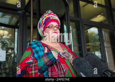 Camila Batmanghelidjh fondateur et ancien PDG de la société de bienfaisance est effondré maintenant les enfants, parlant d'appuyer sur après avoir été interrogé Commons public admini Banque D'Images