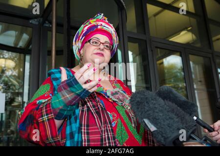 Camila Batmanghelidjh fondateur et ancien PDG de la société de bienfaisance est effondré maintenant les enfants, parlant d'appuyer sur après avoir été interrogé Commons public admini Banque D'Images