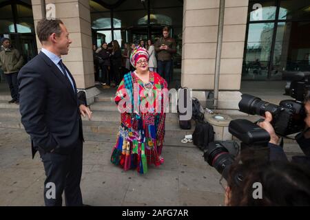 Camila Batmanghelidjh fondateur et ancien PDG de la société de bienfaisance est effondré maintenant les enfants, parlant d'appuyer sur après avoir été interrogé Commons public admini Banque D'Images