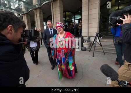 Camila Batmanghelidjh fondateur et ancien PDG de la société de bienfaisance est effondré maintenant les enfants, parlant d'appuyer sur après avoir été interrogé Commons public admini Banque D'Images