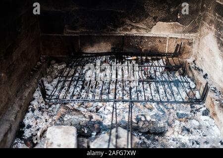 Barbecue sur le feu, à l'holocauste avec cendres et les cigarettes Banque D'Images