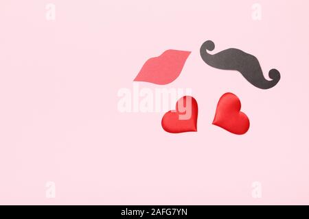 Valentine day pink background coeur accessoires de tiers. Vue de dessus, copiez l'espace. Banque D'Images