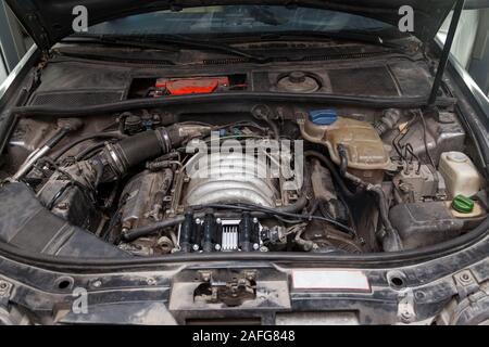 L'espace du capot de voiture utilisé dans un atelier pour la réparation et l'entretien des véhicules au cours de la révision du moteur. L'industrie des services automobiles. Banque D'Images