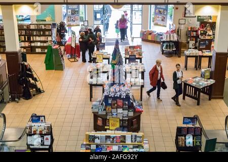 Calabasas, CALIFORNIE - 7 DÉCEMBRE 2019: "The Wondrously Magical Adventures of Penelope and Rosco" signature de réservation à Barnes and Noble. Banque D'Images