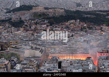 Manifestation à Panepistimio dans le centre d'Athènes comme vu de la colline du Lycabette. Banque D'Images