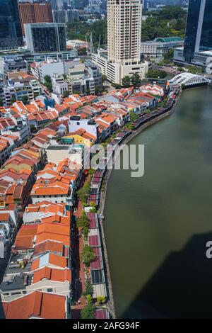 Vue verticale aérienne de Boat Quay est une destination populaire pour les touristes pour manger des fruits de mer et aller au pub pour un verre. Banque D'Images