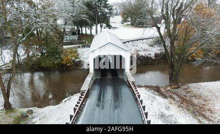 Pont couvert de neige, premier pont en bois traditionnel en Pennsylvanie, Keller's Mill à Lancaster, PA Banque D'Images