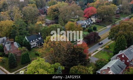 Zone Banlieue Quartier résidentiel avec beaucoup de vert et d'arbres à feuillage automne coloré, vue aérienne de la ville historique de villas résidentielles et maisons en Banque D'Images