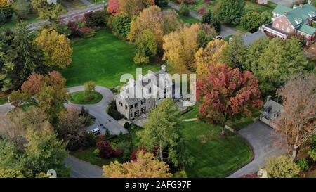 Lancaster, Pennsylvanie - 26 Oct 2019 : Vue aérienne de manoir luxueux en banlieue de Lancaster, PA. Banque D'Images