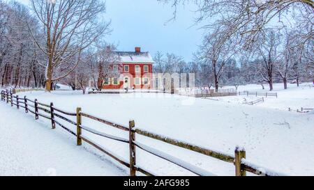 Lancaster, Pennsylvanie - 13 Jan 2019 : Rock Ford plantation dans Lancaster, PA en hiver, dans la maison d'habitation coloniale campagne couverte de neige Banque D'Images