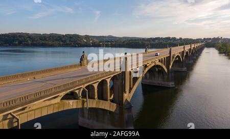 Pont en arc sur rivière, une architecture classique, vue aérienne de la Veterans Memorial Bridge entre Wrightsville et Columbia en Pennsylvanie Banque D'Images